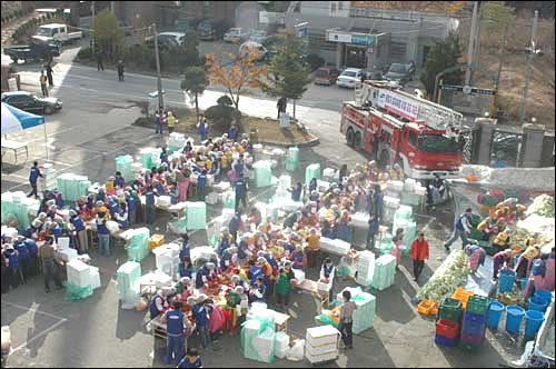 삼성전자는 매월 2회 사랑의 달리기 매칭 펀드를 통해 직원 5천원, 회사 5천원을 적립한 기금으로 시유지를 사들였다. 그리고 매년 1만포기의 배추를 지역주민과 함께 심고 가꾸어 거둬들인 뒤 사원, 공무원, 지역주민들과 함께 30톤가량의 김치를 담궈 각 읍면동의 불우이웃들에 전달하게 한다. 